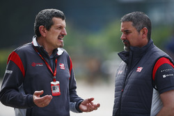 Günther Steiner, Team Principal, Haas F1 Team, parle avec un collègue