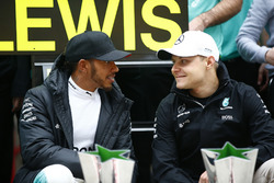 Lewis Hamilton, Mercedes AMG, fête sa victoire avec Valtteri Bottas, Mercedes AMG et des membres d'équipe
