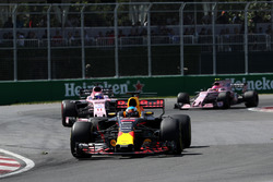 Daniel Ricciardo, Red Bull Racing RB13, Sergio Perez, Sahara Force India VJM10 and Esteban Ocon, Sah