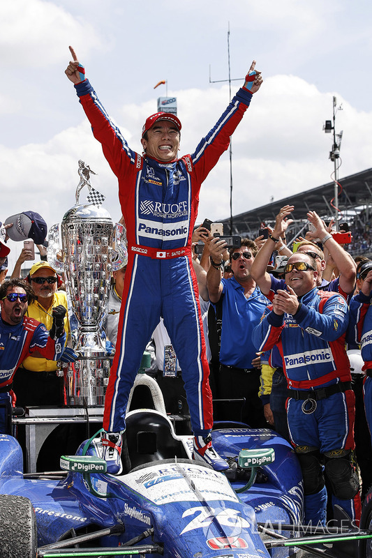 Winner Takuma Sato, Andretti Autosport Honda celebrates