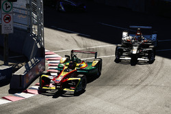Даниэль Абт, ABT Schaeffler Audi Sport, впереди Жерома Д'Амброзио, Dragon Racing