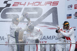 Podyum: Yarış galibi #25 Audi Sport Team Sainteloc Racing Audi R8 LMS: Markus Winkelhock, Christophe