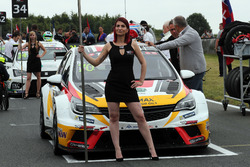 Grid girl of Mato Homola, DG Sport Compétition, Opel Astra TCR