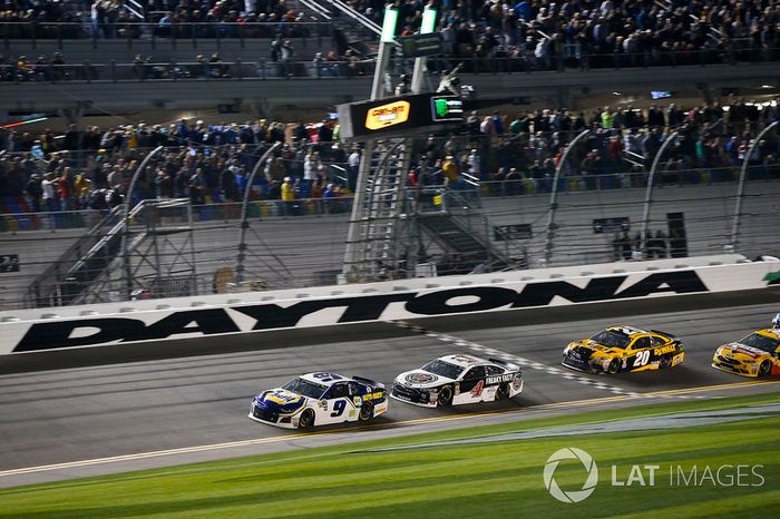 Chase Elliott, Hendrick Motorsports Chevrolet Camaro se lleva la bandera a cuadros