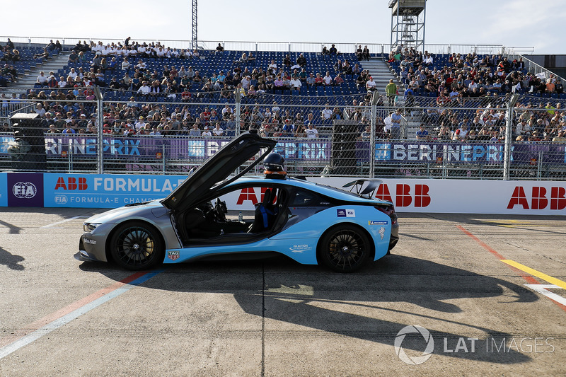 Автомобіль безпеки BMW i8 Qualcomm