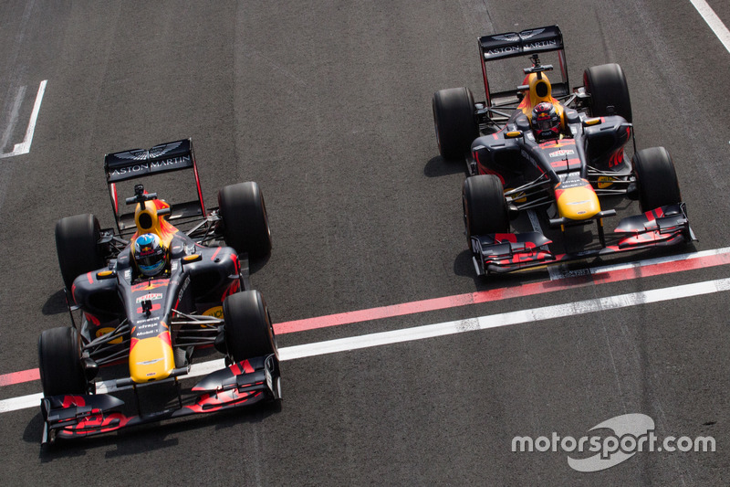 Daniel Ricciardo, RB7, y Max Verstappen, RB8, durante Jumbo Race Days