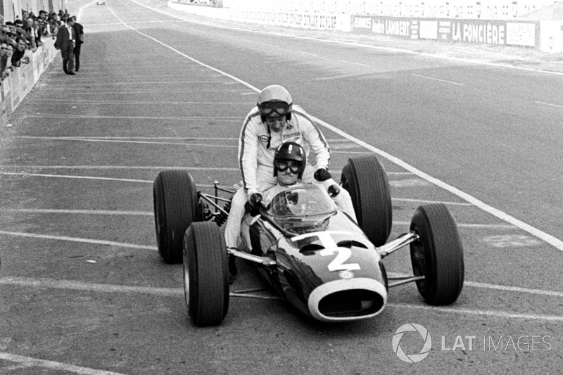 Graham Hill, BRM P261, mit Peter Arundell. Lotus