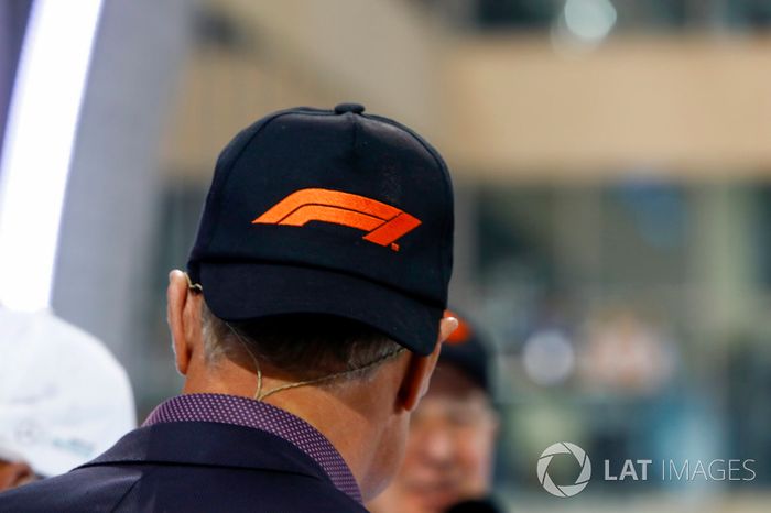 David Coulthard con el nuevo logo en su gorra
