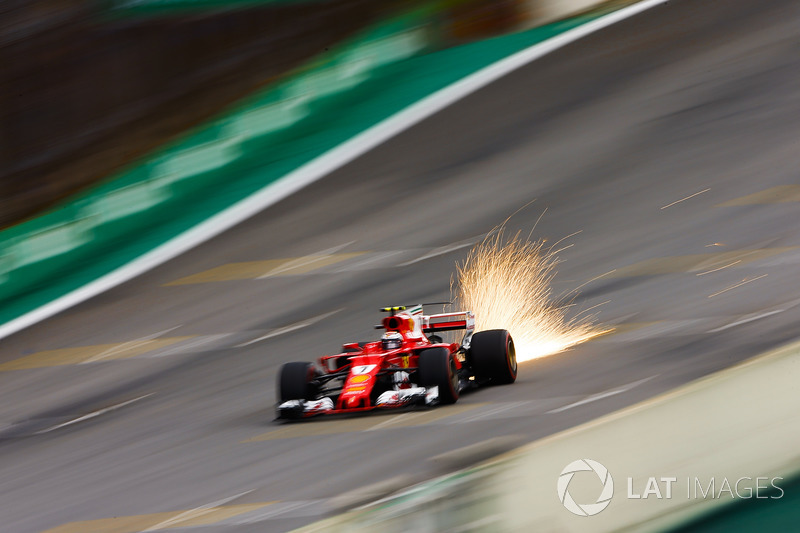 1. Chispas del coche de Kimi Raikkonen, Ferrari SF70H