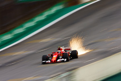 Des étincelles sont envoyées par la voiture de Kimi Raikkonen, Ferrari SF70H