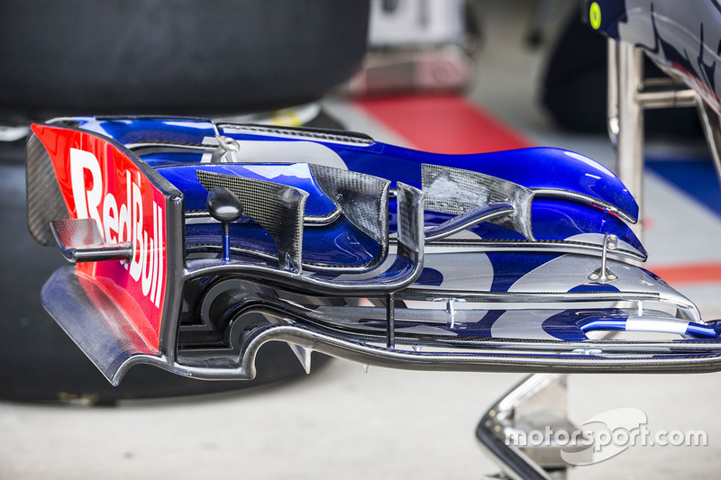 Scuderia Toro Rosso STR12 detalle de ala delantera