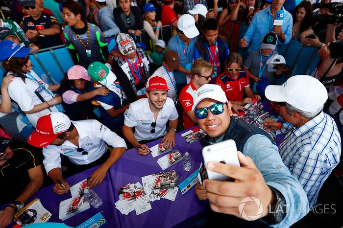 Daniel Abt, Audi Sport ABT Schaeffler, posa para una selfie con un fan