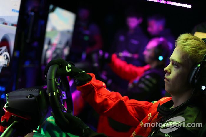 Mika Hakkinen con participantes del McLaren World's Fastest Gamer