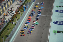 Reinicio Martin Truex Jr., Furniture Row Racing Toyota, Denny Hamlin, Joe Gibbs Racing Toyota