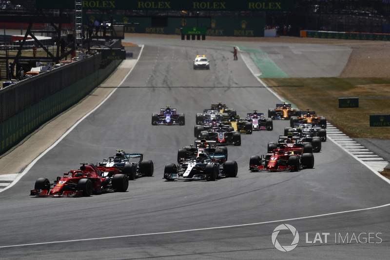 Sebastian Vettel memimpin di awal start