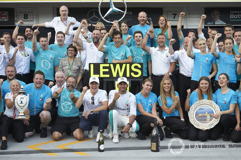 Valtteri Bottas, Mercedes AMG F1, el ganador Lewis Hamilton, Mercedes AMG F1, y el equipo Mercedes