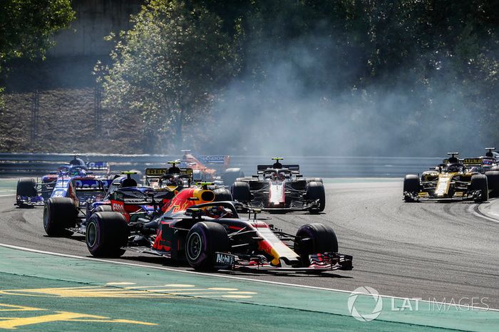 Max Verstappen, Red Bull Racing RB14, delante de Pierre Gasly, Toro Rosso STR13, Carlos Sainz Jr., Renault Sport F1 Team R.S. 18, Kevin Magnussen, Haas F1 Team VF-18, Brendon Hartley, Toro Rosso STR13, Nico Hulkenberg, Renault Sport F1 Team R.S. 18 en la salida