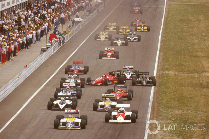 Stefan Johansson, Ferrari F186 gets completely crossed up after tripping over Philippe Alliot, Ligier JS27 Renault at the start and about to hit Teo Fabi, Benetton B186 BMW