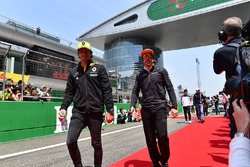 Carlos Sainz Jr., Renault Sport F1 Team and Fernando Alonso, McLaren on the drivers parade