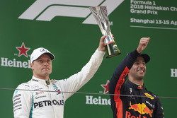 Valtteri Bottas, Mercedes AMG F1, 2nd position, with his trophy, alongside Daniel Ricciardo, Red Bul