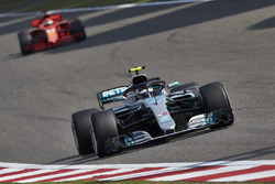 Валттери Боттас, Mercedes AMG F1 W09, и Себастьян Феттель, Ferrari SF71H