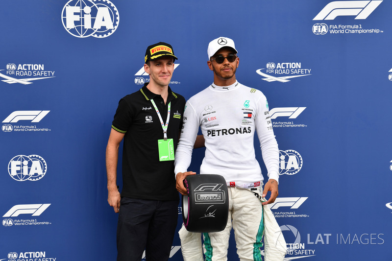 Lewis Hamilton, Mercedes-AMG F1 receives the Pirelli Pole Position Award from professional road cyclist Simon Yates