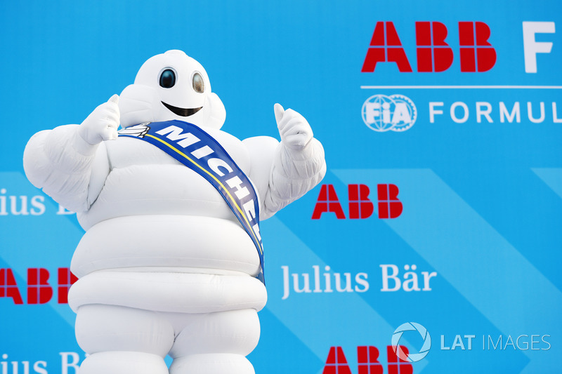 Hombre Michelin en el podio