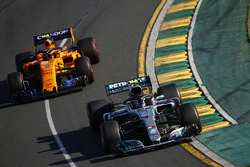 Valtteri Bottas, Mercedes AMG F1 W09, y Stoffel Vandoorne, McLaren MCL33 Renault
