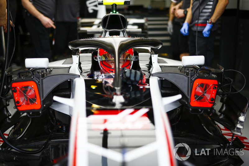 Kevin Magnussen, Haas F1 Team VF-18 Ferrari, dans son garage