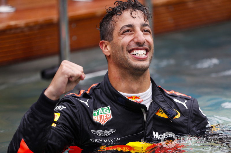 Yarış galibi Daniel Ricciardo, Red Bull Racing, Red Bull Energy Station havuzuna atlıyor