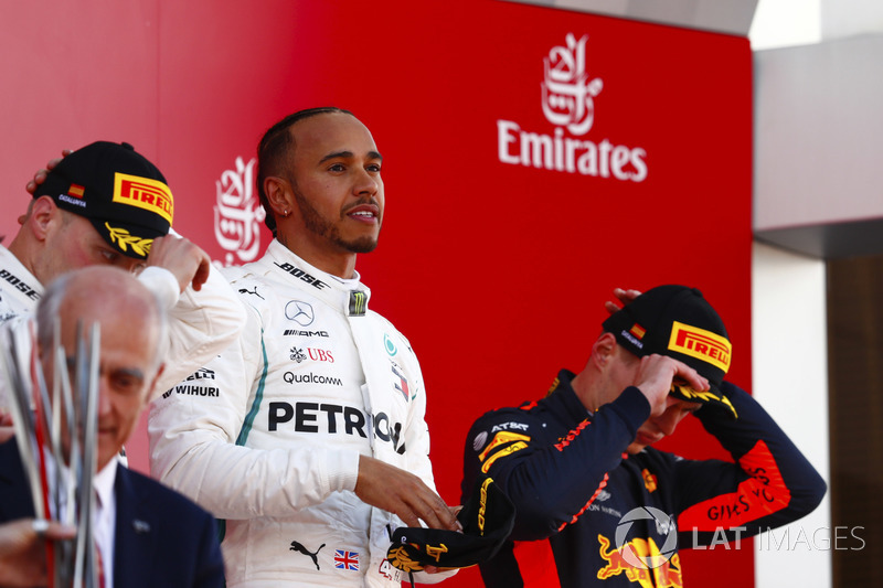 Lewis Hamilton, Mercedes AMG F1, festeggia la vittoria sul podio con Valtteri Bottas, Mercedes AMG F1 e Max Verstappen, Red Bull Racing