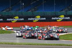 Start: #7 Audi Sport Team Joest Audi R18: Marcel Fässler, Andre Lotterer, Benoit Tréluyer leads