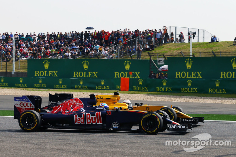 Max Verstappen, Scuderia Toro Rosso STR11 and Kevin Magnussen, Renault Sport F1 Team RS16 battle for position