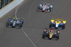 Start: James Hinchcliffe, Schmidt Peterson Motorsports Honda leads