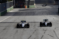 Валттери Боттас, Williams FW38, борется с Льюисом Хэмилтоном, Mercedes F1 W07 Hybrid