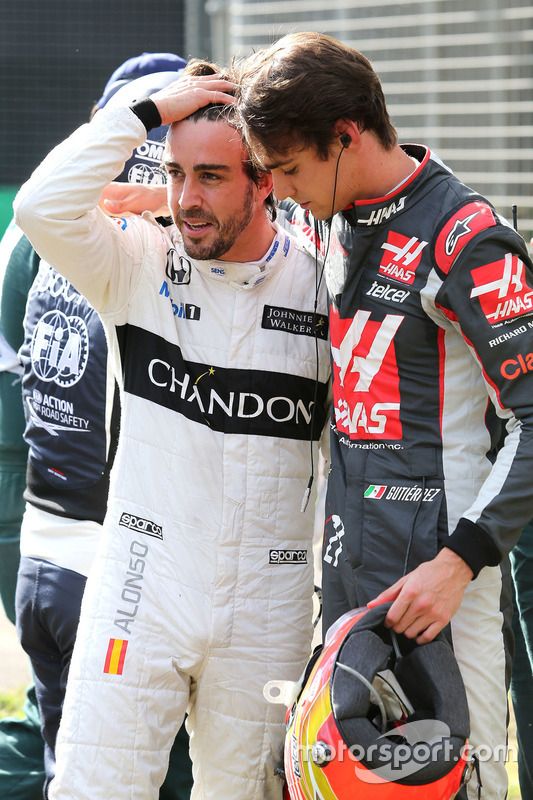 Esteban Gutierrez, Haas F1 Team und Fernando Alonso, McLaren