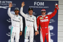 Top tres clasificados en parc ferme: segundopuesto Lewis Hamilton, Mercedes AMG F1; Ganador de la po