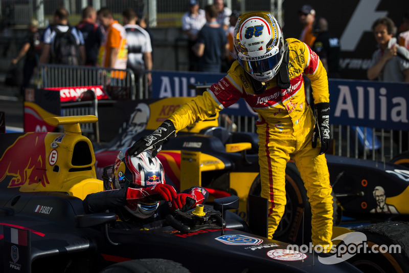 Antonio Giovinazzi, PREMA Racing picchietta Pierre Gasly, PREMA Racing sulla testa