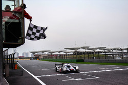 Переможці #1 Porsche Team Porsche 919 Hybrid: Тімо Бернхард, Марк Веббер, Брендон Хартлі