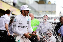 Переможець Льюіс Хемілтон, Mercedes AMG F1 святкує з командою