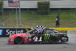 Race winner Kurt Busch, Stewart-Haas Racing Chevrolet