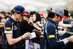 Max Verstappen, Scuderia Toro Rosso y Carlos Sainz Jr., signo de la Scuderia Toro Rosso autógrafos p