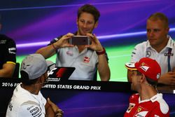 Romain Grosjean, del equipo de F1 de Haas es fotografíado por Lewis Hamilton, Mercedes AMG F1 en la 