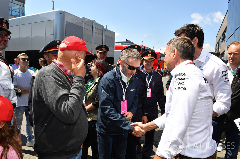 Herbert Kickl, Ministro del Interior de Austria con Niki Lauda, Presidente no ejecutivo de Mercedes AMG F1 y Toto Wolff, Director de Motorsport de Mercedes AMG F1