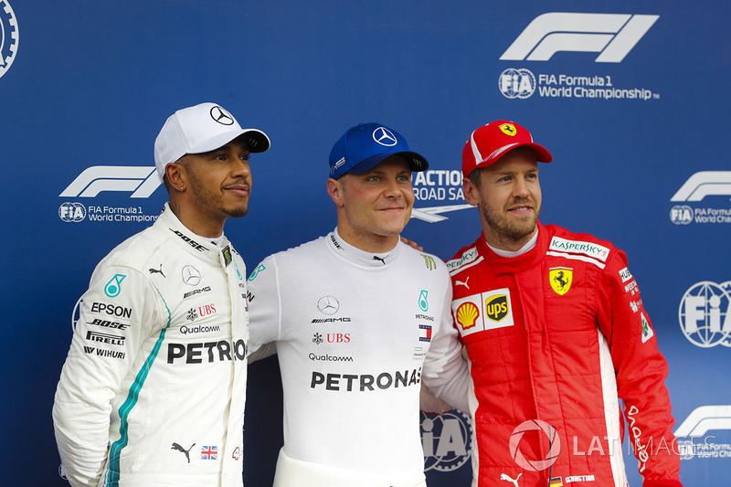 Il poleman Valtteri Bottas, Mercedes AMG F1, posa con il secondo qualificato Lewis Hamilton, Mercedes AMG F1, e il terzo qualificato Sebastian Vettel, Ferrari