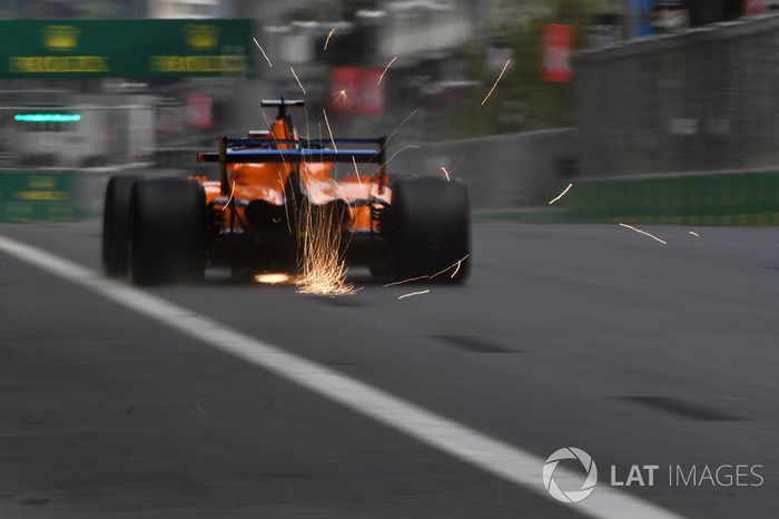 Fernando Alonso, McLaren MCL33 sacando chispas