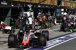 Romain Grosjean, Haas F1 Team VF-18 pit stop