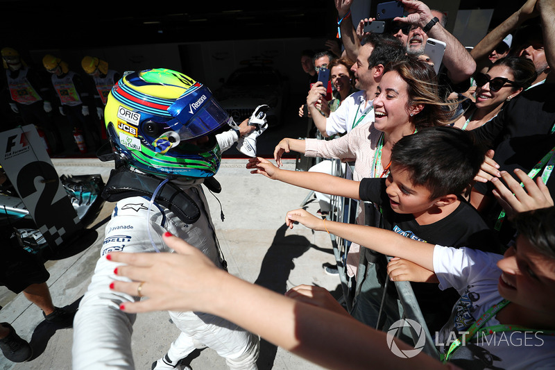 Felipe Massa, Williams FW40, parc ferme'de eşi Rafaela Bassi ve oğlu Felipinho Massa ile son Brezily