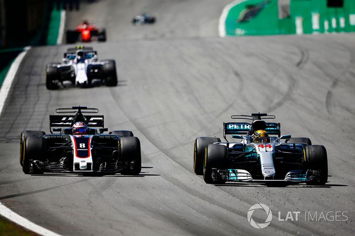 Lewis Hamilton, Mercedes AMG F1 W08, pasa a Romain Grosjean, Haas F1 Team VF-17