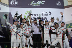 Podium LMP1: vainqueurs Sébastien Buemi, Anthony Davidson, Kazuki Nakajima, Toyota Gazoo Racing, deuxième place Timo Bernhard, Earl Bamber, Brendon Hartley, Porsche Team and third place Neel Jani, Andre Lotterer, Nick Tandy, Porsche Team